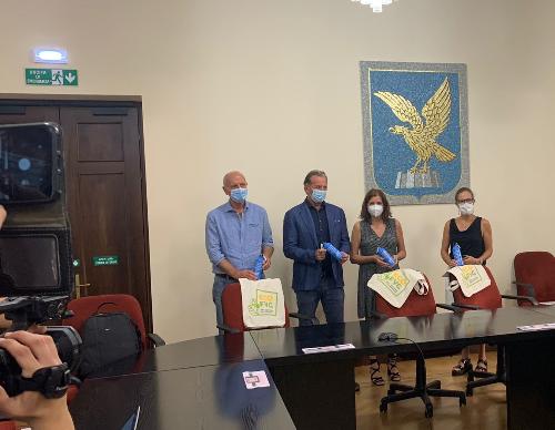 L'assessore alla Difesa dell'Ambiente Fabio Scoccimarro (al centro della foto) posa insieme a Fipe (Bruno Vesnaver e Federica Suban) e Confcommercio (Patrizia Verde) con la borraccia EcoFvg